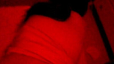 En rødhåret med en pæn røv bliver vædret i sin egen seng