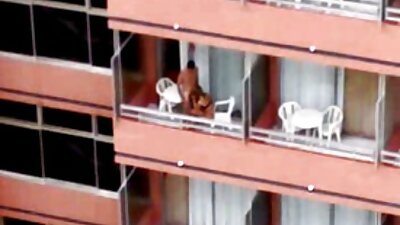 Ibenholt kvinde med store naturlige bryster knepper på balkonen